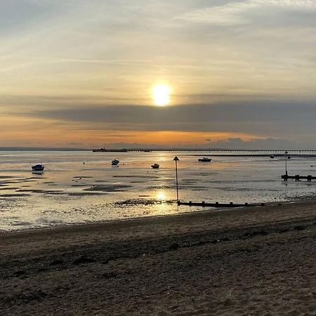 Sunny Spacious Apartment 2 Minutes From The Beach! Southend-on-Sea Kültér fotó