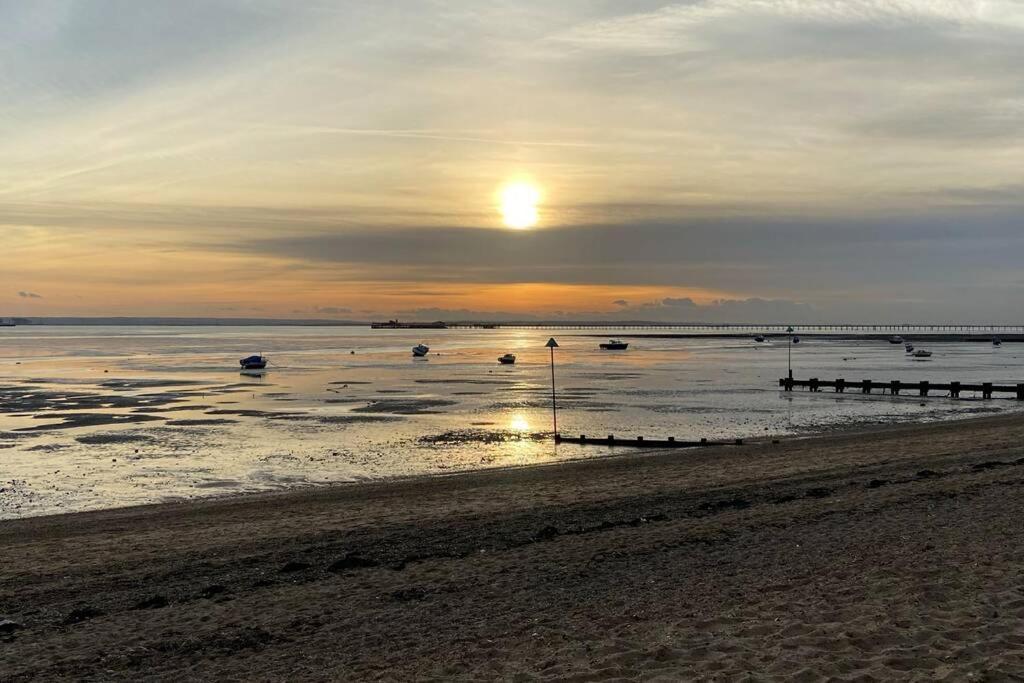 Sunny Spacious Apartment 2 Minutes From The Beach! Southend-on-Sea Kültér fotó