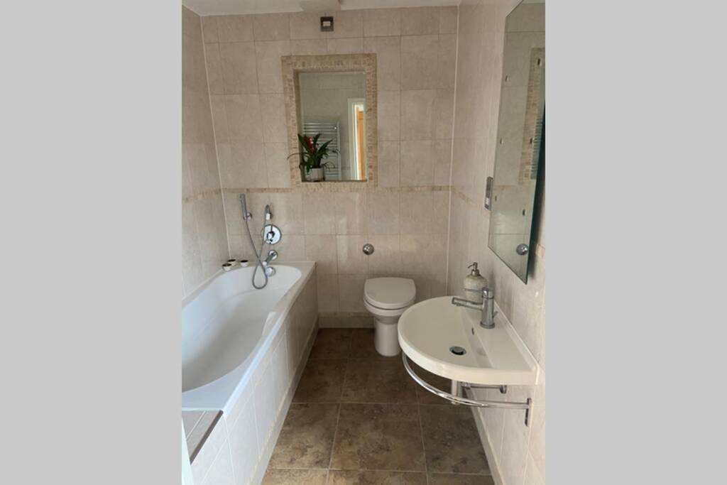 Sunny Spacious Apartment 2 Minutes From The Beach! Southend-on-Sea Kültér fotó